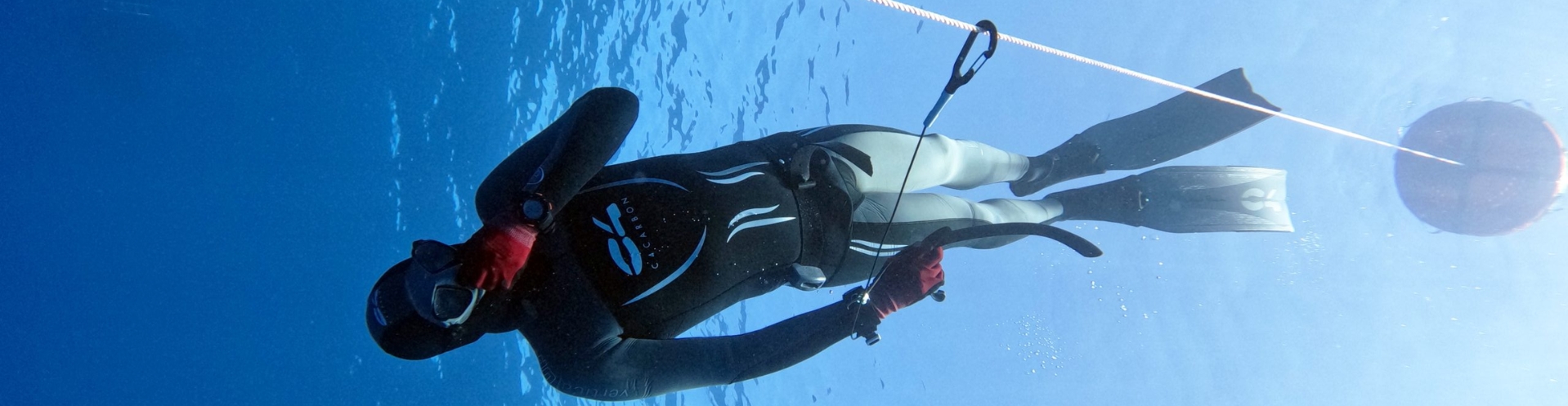 Apnéiste en pleine descente 